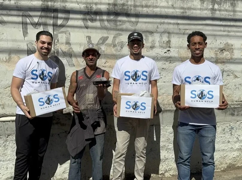 Entrega de marmitas para pessoas em situação de rua