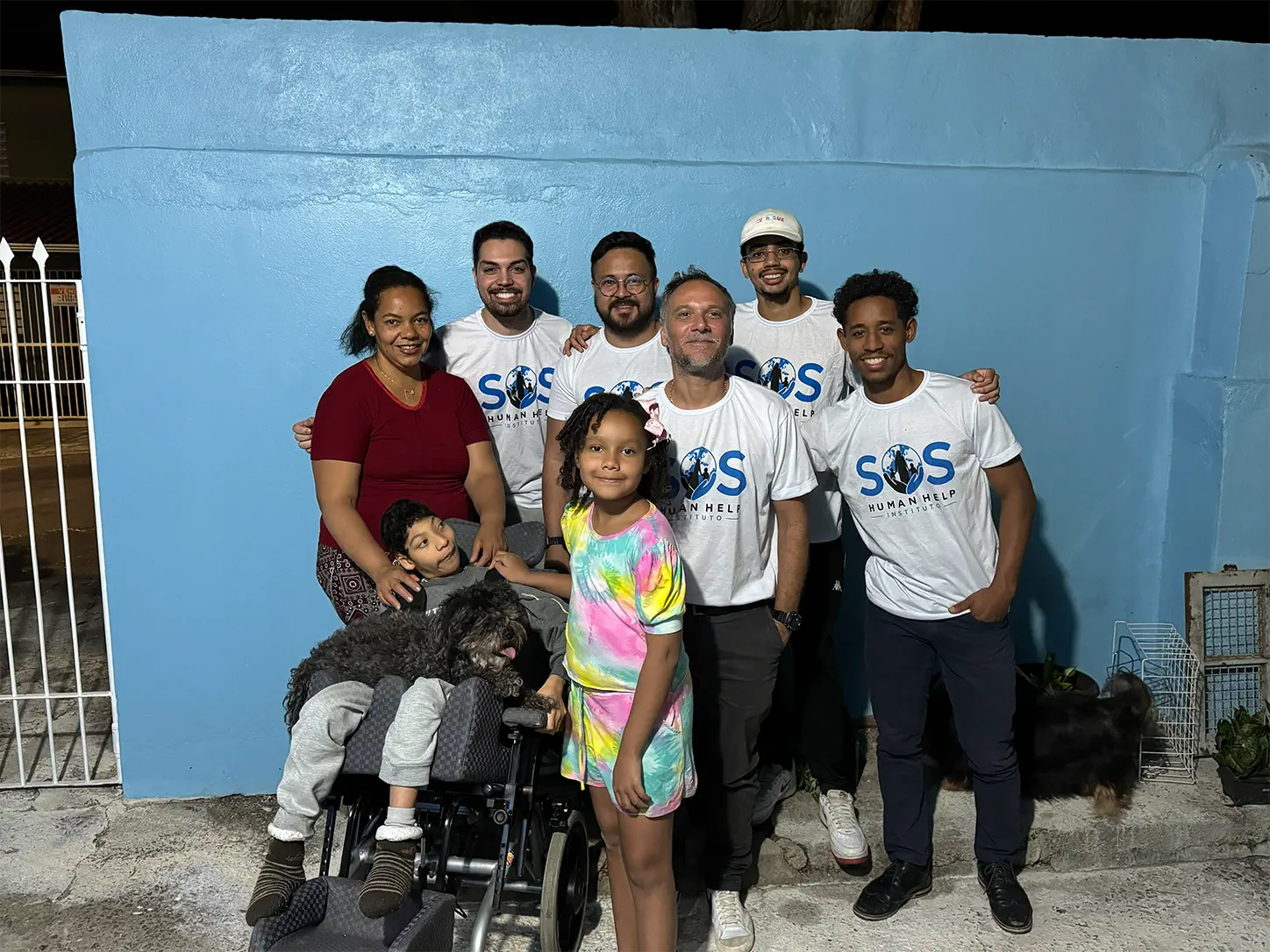 Fam&iacute;lias carentes recebendo apoio e alimentos