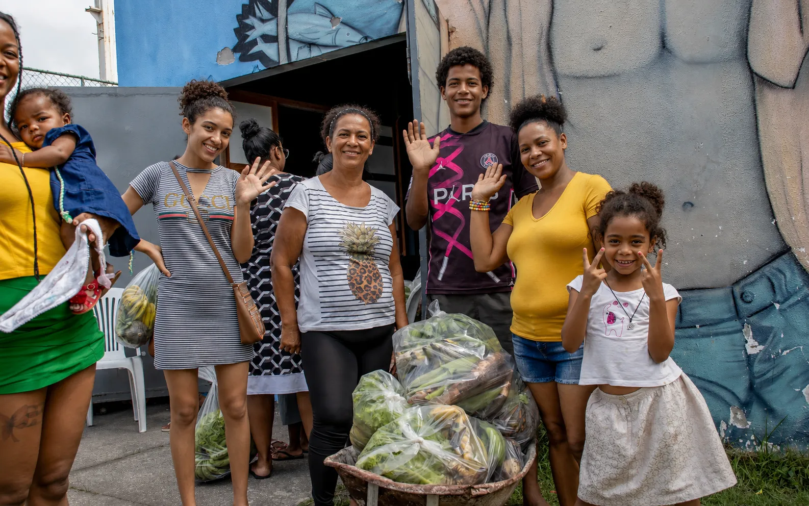 Fam&iacute;lias recebendo alimentos