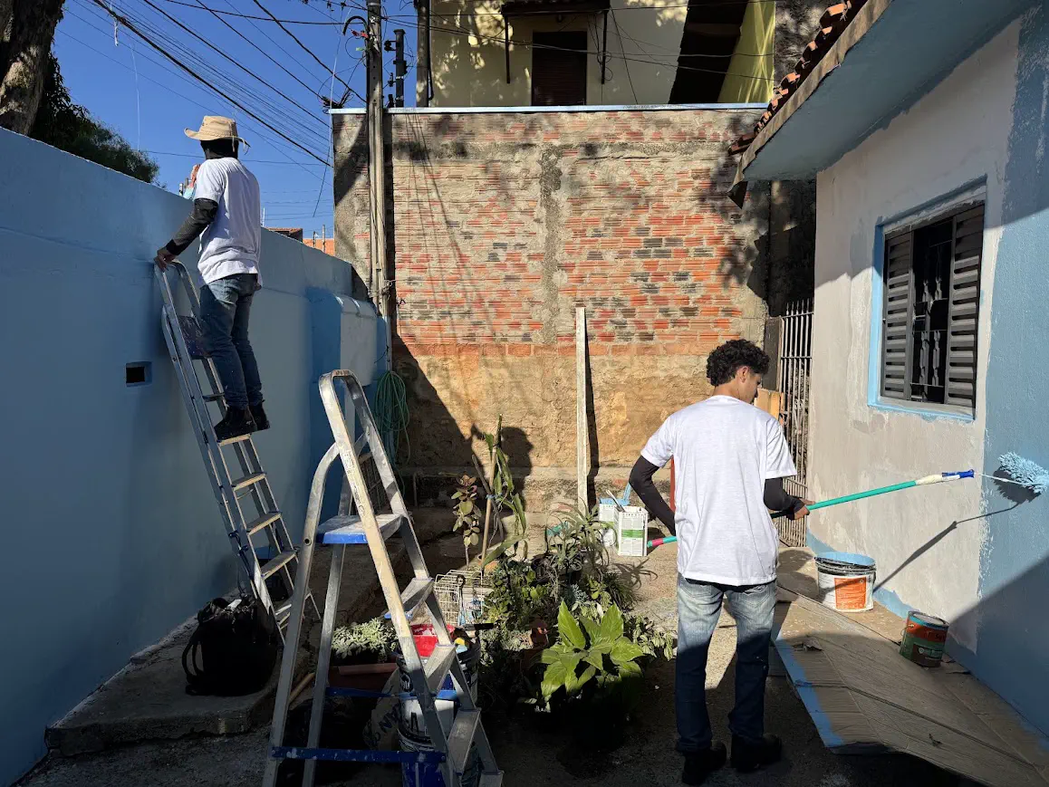 Voluntários da SOS Human Help reformando e pintando a casa de uma família carente