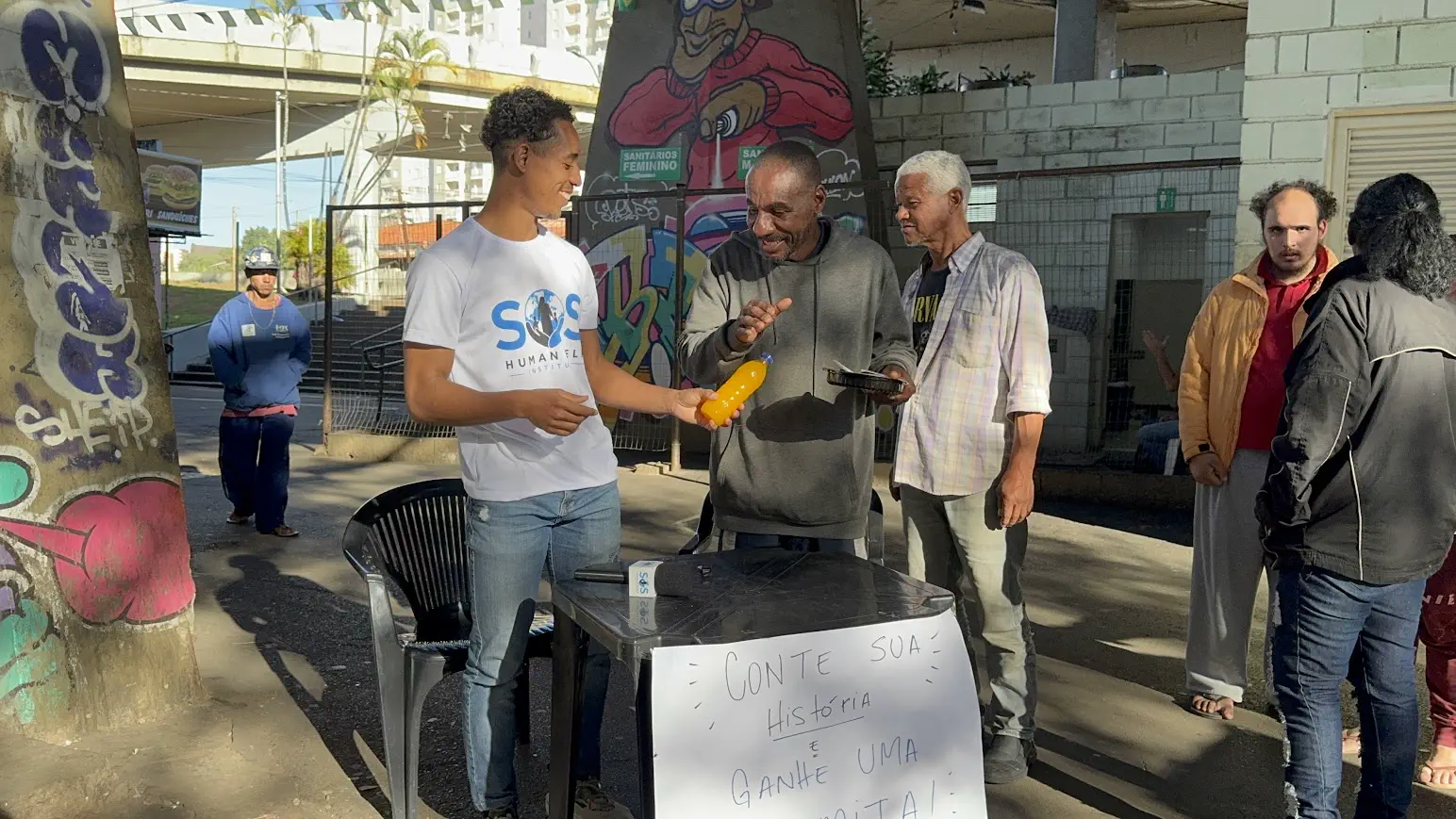 Ação da SOS Human Help nas ruas, ouvindo a história de quem precisa de ajuda