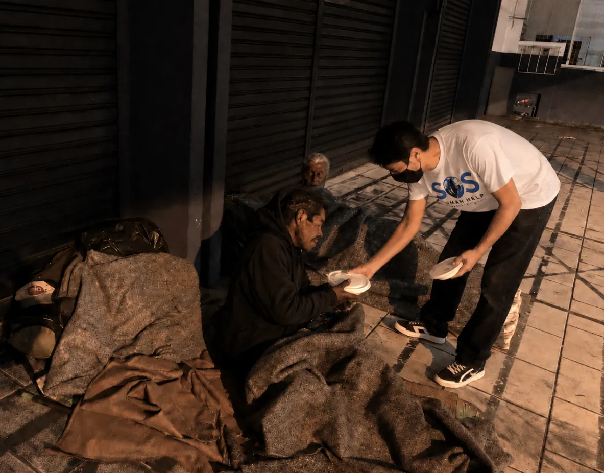 Entrega de marmitas para pessoas em situação de rua