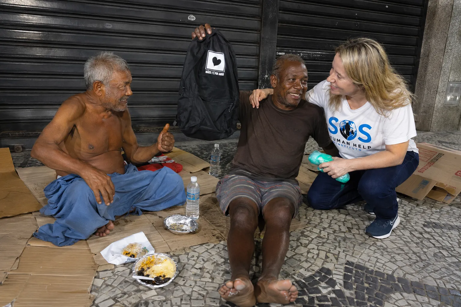 Voluntários da SOS Human Help ajudando pessoas em situação de vulnerabilidade